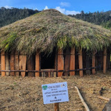 Aksi Satgas Yonif Mekanis 203/AK Bahu-Membahu Membuat Honai Bersama Warga