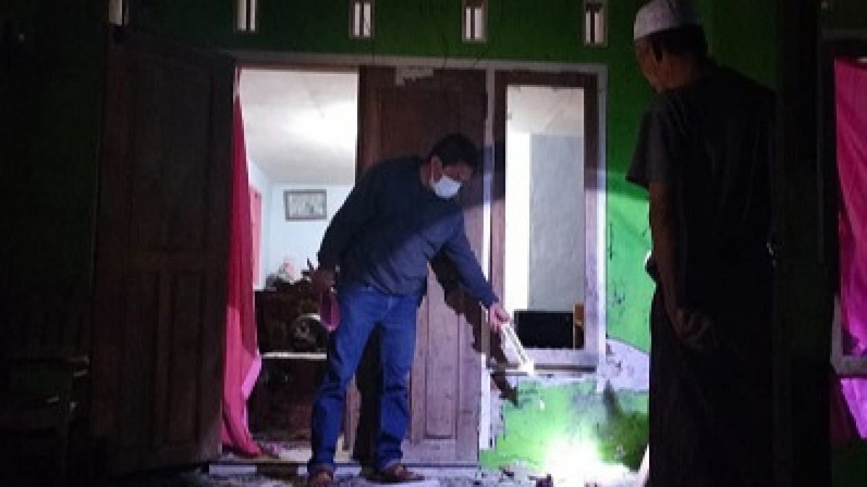 Dilempar Bondet, Rumah Mantan Kades di Probolinggo Hancur Berantakan
            - galeri foto