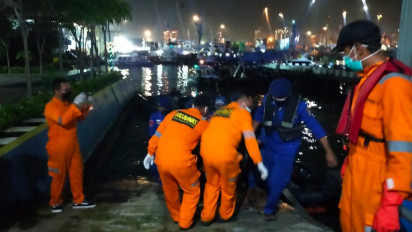Jenazah Wanita Tanpa Identitas Terapung di Perairan Tanjung Perak Surabaya