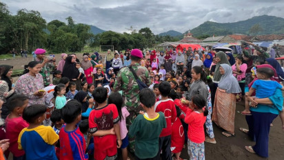 TNI AL Tembus Lokasi Terisolir Distribusikan Bantuan untuk Korban Gempa Cianjur