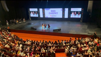 Datang ke Indonesia, Song Joong Ki Doakan Korban Gempa Cianjur di Acara Red Carpet