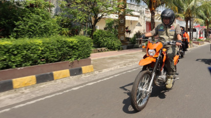 Pastikan Daerah Sulit Bisa Terjangkau Bantuan, Kepala BNPB Gunakan Motor Sambangi Pengungsian di Kecamatan Pacet