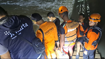 Tim SAR Gabungan Lakukan Pencarian Terhadap Bocah yang Diduga Tenggelam di Banjir Kanal Timur Jatinegara