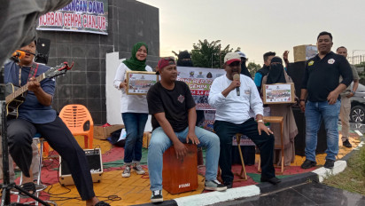 Galang Dana Korban Gempa Cianjur, Bupati Karimun Ikut Bernyanyi Diiringi Musik Akustik di Tugu MTQ Karimun