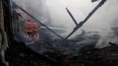 Tersambar Percikan Listrik, Rumah Warga di Pemukiman Padat Penduduk Driyorejo Gresik Ludes Terbakar