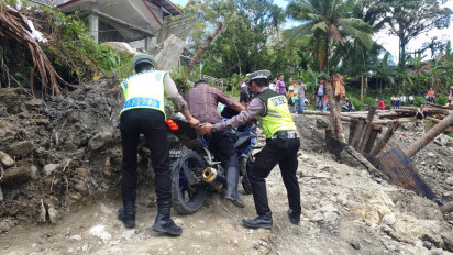 Longsor, Jalur Lintas Provinsi di Nias Lumpuh Total