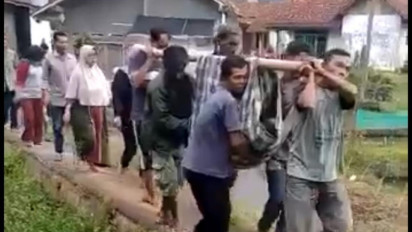 Warga Kabupaten Bogor Terpaksa harus Ditandu ke Rumah Sakit karena Akses Jalan Sulit