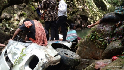 Diduga Rem Blong, Mini Bus di Pakpak Bharat Masuk Jurang,  5 Orang Meninggal