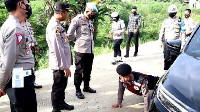 Terjaring Razia, Personel Polres Pesawaran Lampung Disanksi Push Up