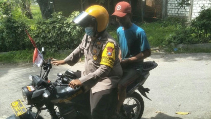 Kasus Covid-19 Omicron Subvarian XBB Meningkat, Petugas Bhabinkamtibmas Antar Jemput Warga untuk Vaksin