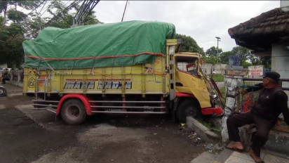 Diduga Sopir Ngantuk, Truk Tabrak Bus Mira saat Keluar dari Terminal Madiun
