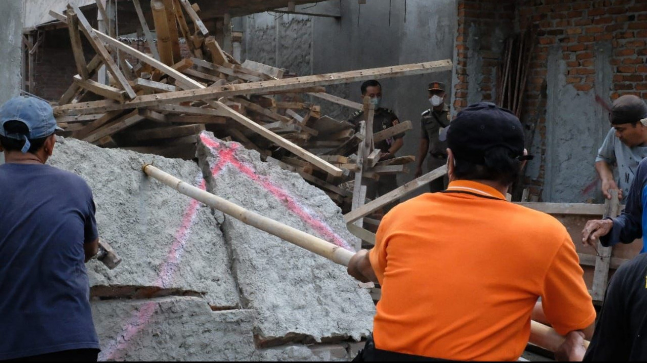 Langgar IMB, Rumah 4 Lantai di Gambir Dibongkar Satpol PP Jakpus
            - galeri foto