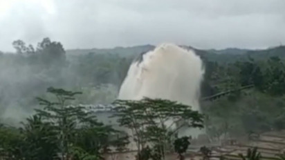 Viral Pipa PLTM Cirompang Garut Bocor, Air Menyembur hingga 200 Meter