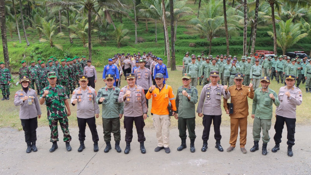 Antisipasi Bencana Alam, Polda Jateng Gelar Apel Kesiapsiagaan Bencana di Kebumen
            - galeri foto