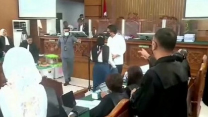 Seorang Wanita Nekat Terobos Area Sidang, Akui “Ngefans” sama Ferdy Sambo