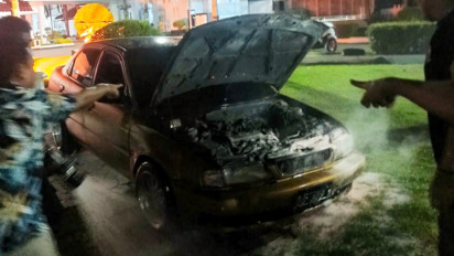 Aki Meledak, Mobil Anggota Satpol PP Terbakar di Halaman Rujab Bupati Sinjai