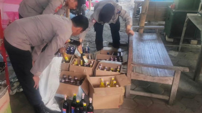 Razia Miras Jelang Nataru, Polsek Wedarijaksa Pati Amankan Ratusan Botol Miras