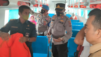 Waspada Cuaca Ekstrim, Petugas Gabungan Polri dan KSOP Kecamatan  Buru Melakukan Pemeriksaan Alat Keselamatan serta Dokumen Transportasi Laut