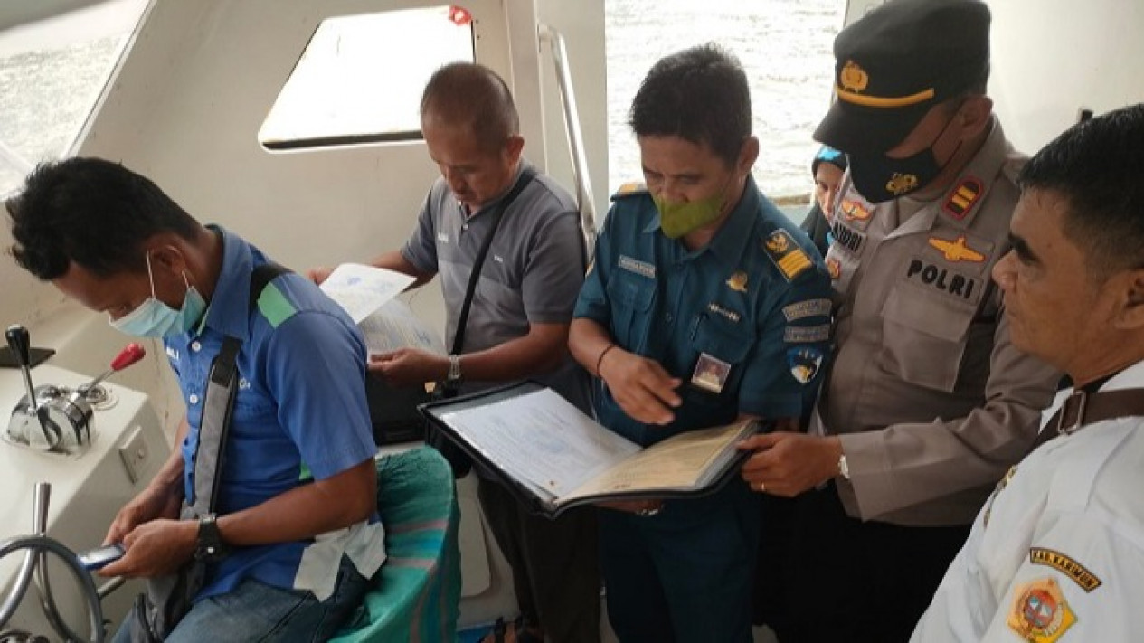 Waspada Cuaca Ekstrim, Petugas Pemeriksaan Alat Keselamatan dan Dokumen Transportasi Laut
            - galeri foto