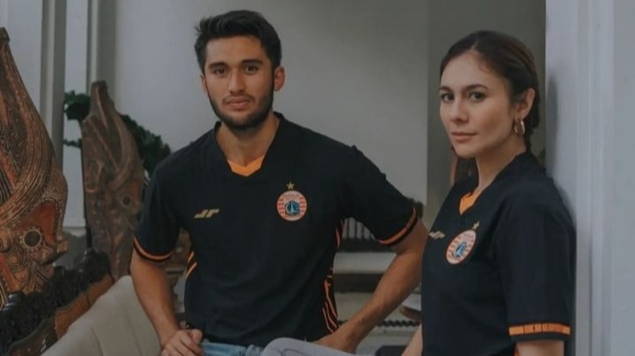 Pesona Wulan Guritno saat Rayakan Ultah Persija Jakarta Bareng Sang Kekasih
            - galeri foto