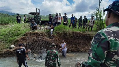 700 KK Terisolir Akibat Banjir, TNI Bangun Jembatan Darurat