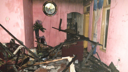 Diduga Akibat Lilin, Rumah Warga di Kota Ambon Ludes Terbakar