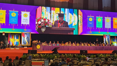 Dasco Dikukuhkan Sebagai Guru Besar Profesor Bidang Ilmu Hukum