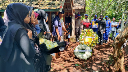 Jenazah Briptu Anumerta Anam Dimakamkan Secara Kedinasan, Semasa Hidup Almarhum Ternyata Guru Ngaji bagi Anak-Anak di Kampungnya