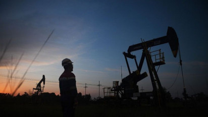 Harga Minyak Menetap Beragam di Tengah Melemahnya Dolar Amerika Serikat