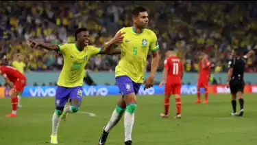 Pemain TImnas Brasil melakukan selebrasi, Vinicius Jr (kiri) dan Casemiro (kanan).