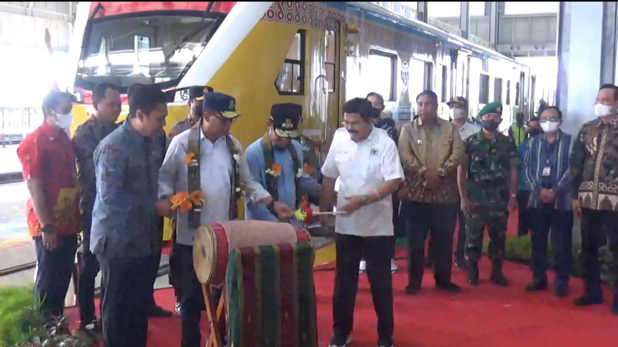 Menhub Launching Kereta Api Maros-Pangkep, Gratis untuk Warga
            - galeri foto