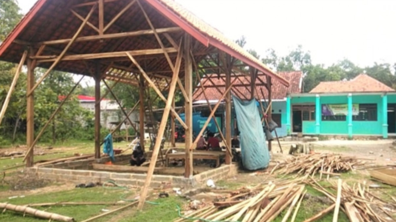 Sengketa Lahan Tak Kunjung Terealisasi, Ahli Waris Bangun Rumah dan Kandang Ayam di Halaman Sekolah
            - galeri foto