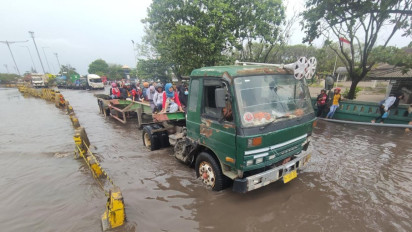 Banjir Rob Genangi Kawasan Pelabuhan Tanjung Emas Semarang, Aktivitas Terganggu