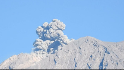 Kembali Alami Erupsi, Gunung Semeru Semburkan Kolom Abu Setinggi 500 Meter di Atas Puncak