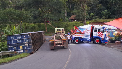 Tergelincir di Turunan Jalan Ambarawa Magelang, Truk Angkut Triplek Terguling