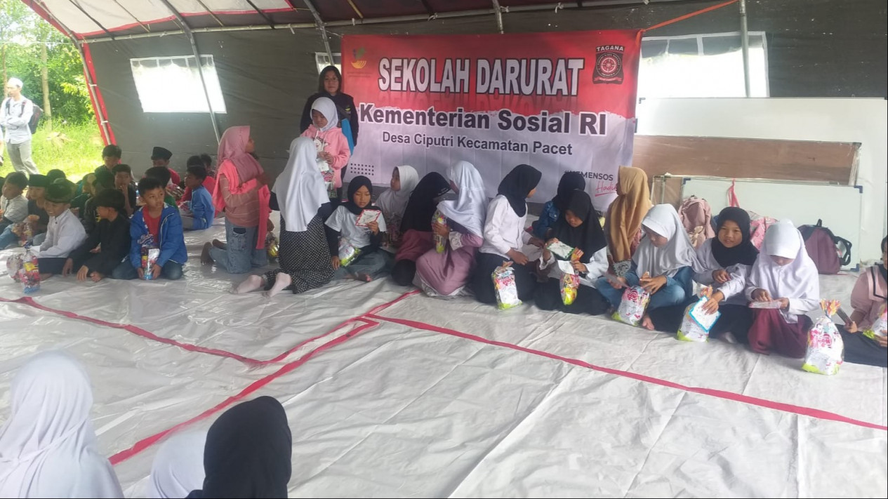 Kemensos Realisasikan Janji Sekolah Darurat untuk Anak-anak Penyintas Gempa Cianjur
            - galeri foto