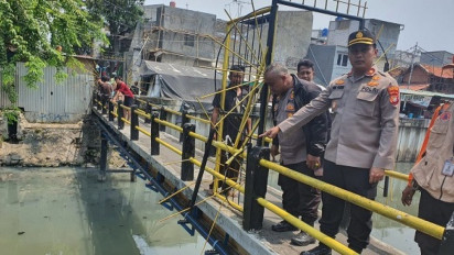 Jasad Bayi Perempuan Ditemukan Terbungkus Kain Sarung Mengapung di Kali Krukut