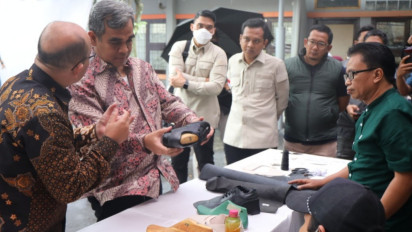 Berkunjung ke Industri Sepatu Cibaduyut, Sekjen Gerindra Ungkap Peran Penting UMKM Terhadap Perekonomian Negara