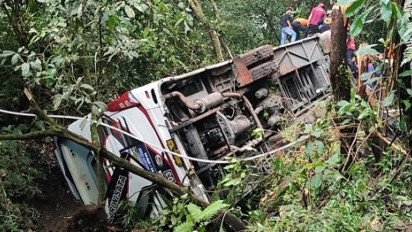 Bus Wisatawan dari Semarang Terjun ke Jurang Jalur Wisata Telaga Sarangan Magetan, 7 Tewas dan Puluhan Lainnya Luka-Luka
