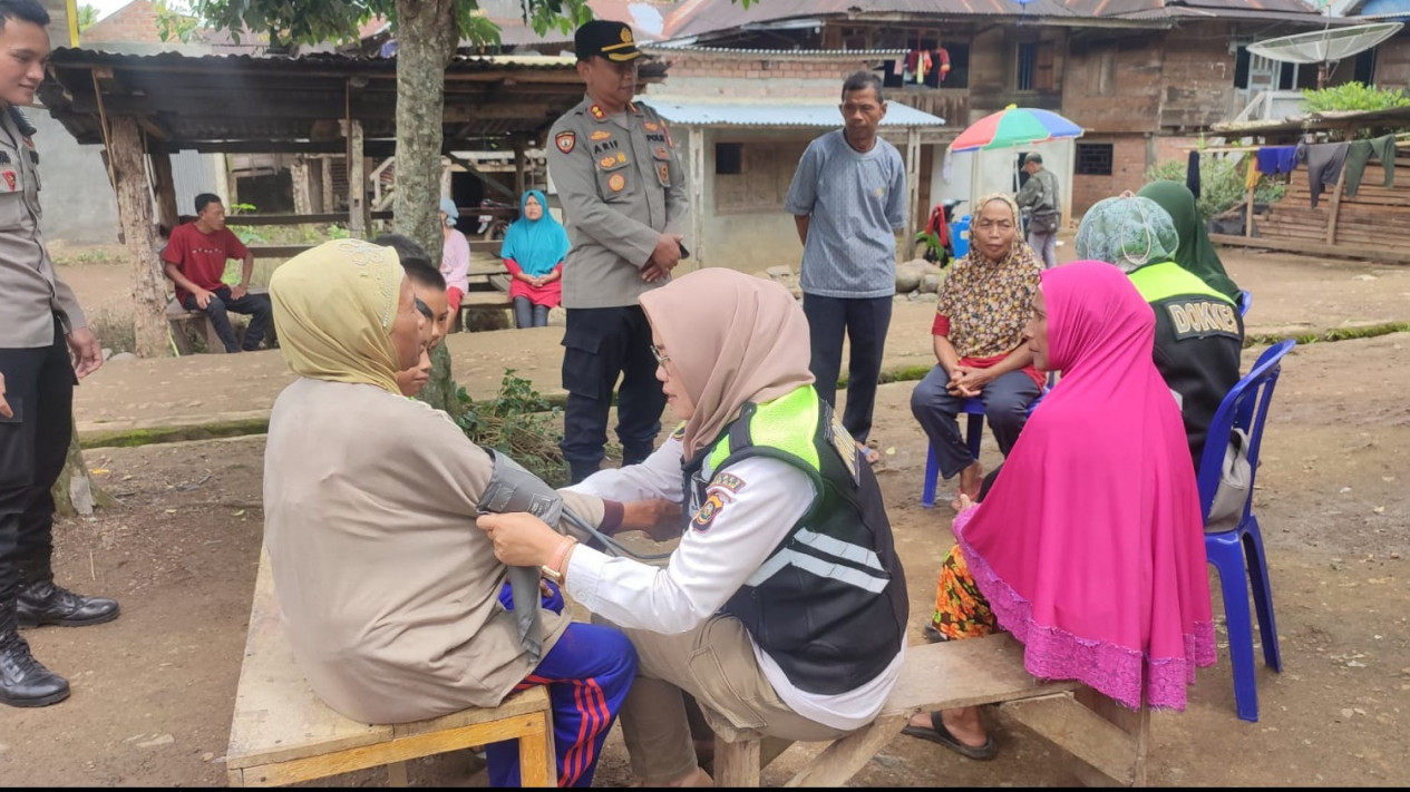 Satu Kampung di Pelosok Sumsel Diobati Dokkes Polres Pagaralam
            - galeri foto