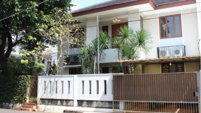 Sambil Menangis, Wanita yang Jadi 'Piala Bergilir' Keluar Dari Rumah Ferdy Sambo di Jalan Bangka