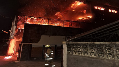 Kebakaran Landa Sebuah Rumah di Kebon Baru Tebet Jakarta Selatan, 20 Unit Damkar dan 100 Personel Diterjunkan