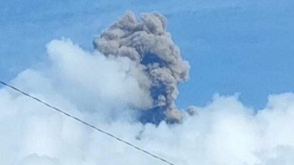 Gunung Kerinci Erupsi Semburkan Abu Setinggi 700 Meter