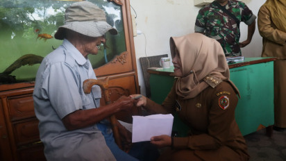 Serahkan Bansos ke Karyawan Pabrik Rokok, Buruh Tani, Masyarakat Miskin, Bupati Ikfina Berharap Bermanfaat bagi Penerima