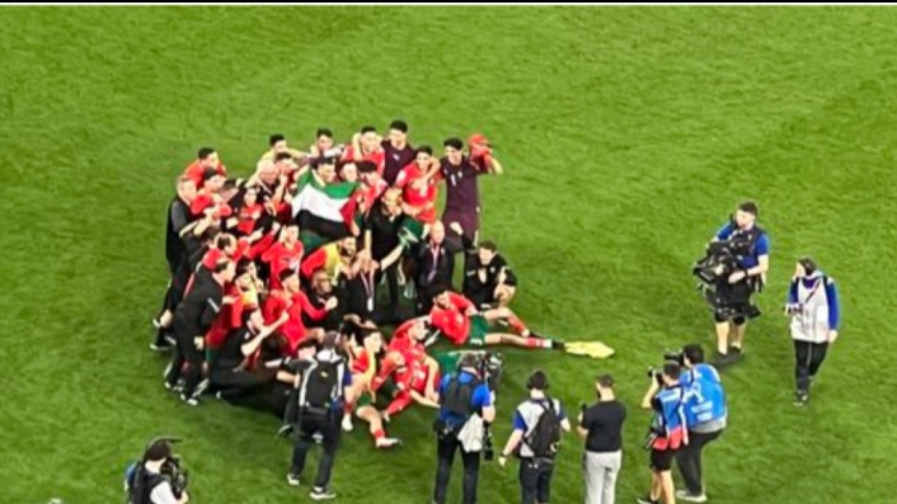Respect! Timnas Maroko Bentangkan Bendera Palestina Seusai Tumbangkan Spanyol dan Kisah Pelatih Brasil
            - galeri foto