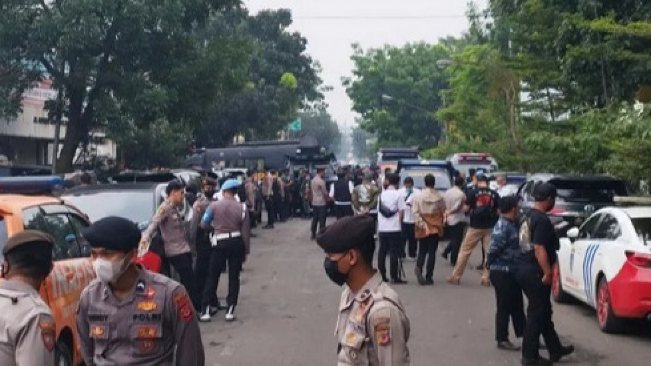 Polisi Disposal Bom yang Diduga Tersisa di Polsek Astana Anyar
            - galeri foto