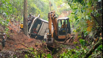 Medan Sulit, Proses Evakuasi Bangkai Bus Pariwisata yang Terjun ke Jurang di Magetan Kerahkan Dua Alat Berat