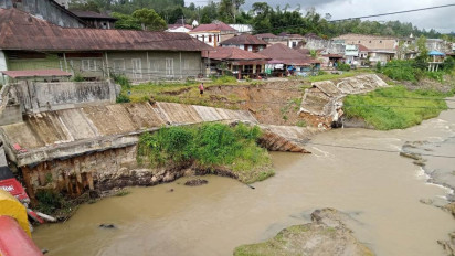 Tanggul Sungai Aek Sigeaon Tarutung Amblas, Rumah Warga Terancam Roboh