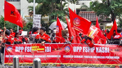 Tuntut Kenaikan UMK 10 Persen Aliansi Buruh Demo di Kantor Gubernur Jateng