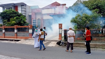Kasus DBD di Aceh Barat Meningkat, Petugas Lakukan Fogging ke Rumah Warga